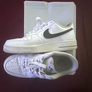 Men’s White athletic shoes in good condition with box